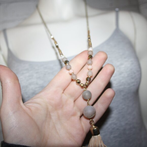 Beautiful gold, crystal, stone and tan tassel necklace 32-35" - Picture 3 of 5